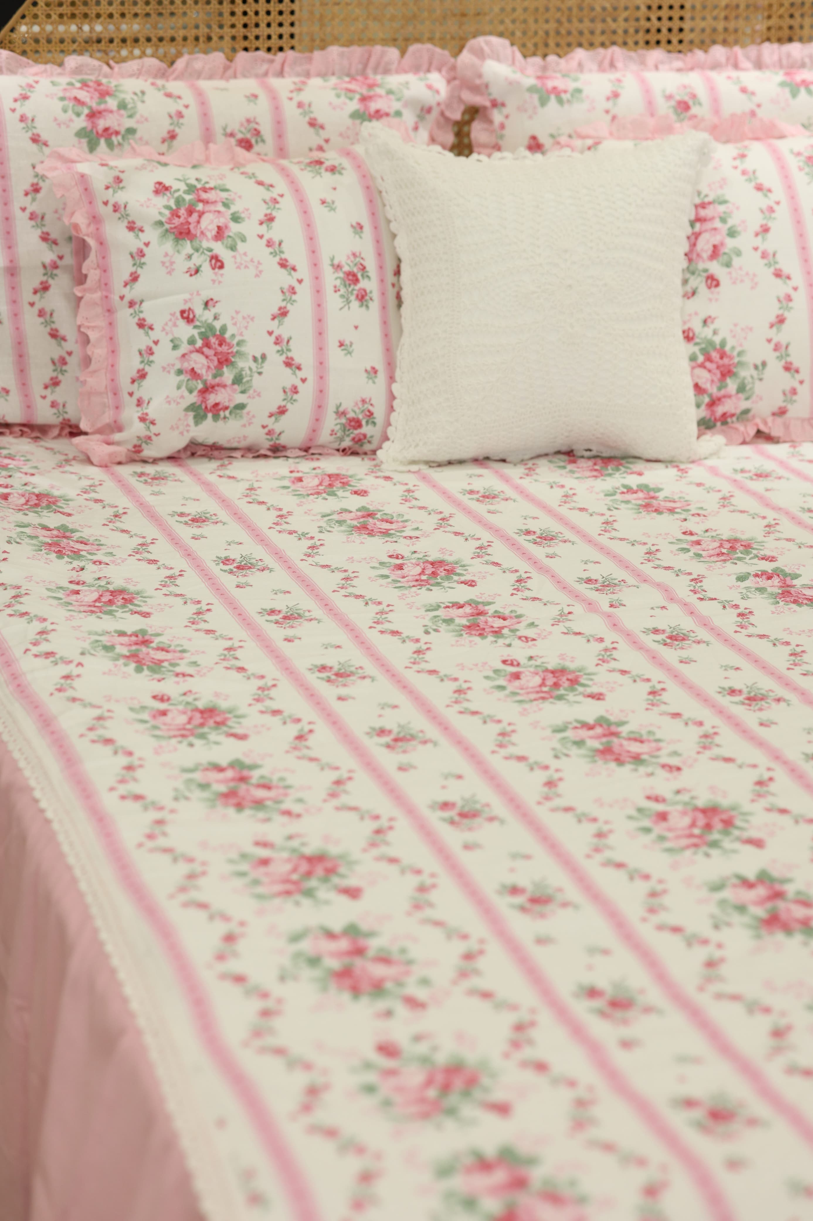 Bedsheets - Premium Queen floral printed lace bedsheet with cushion covers Rose bud