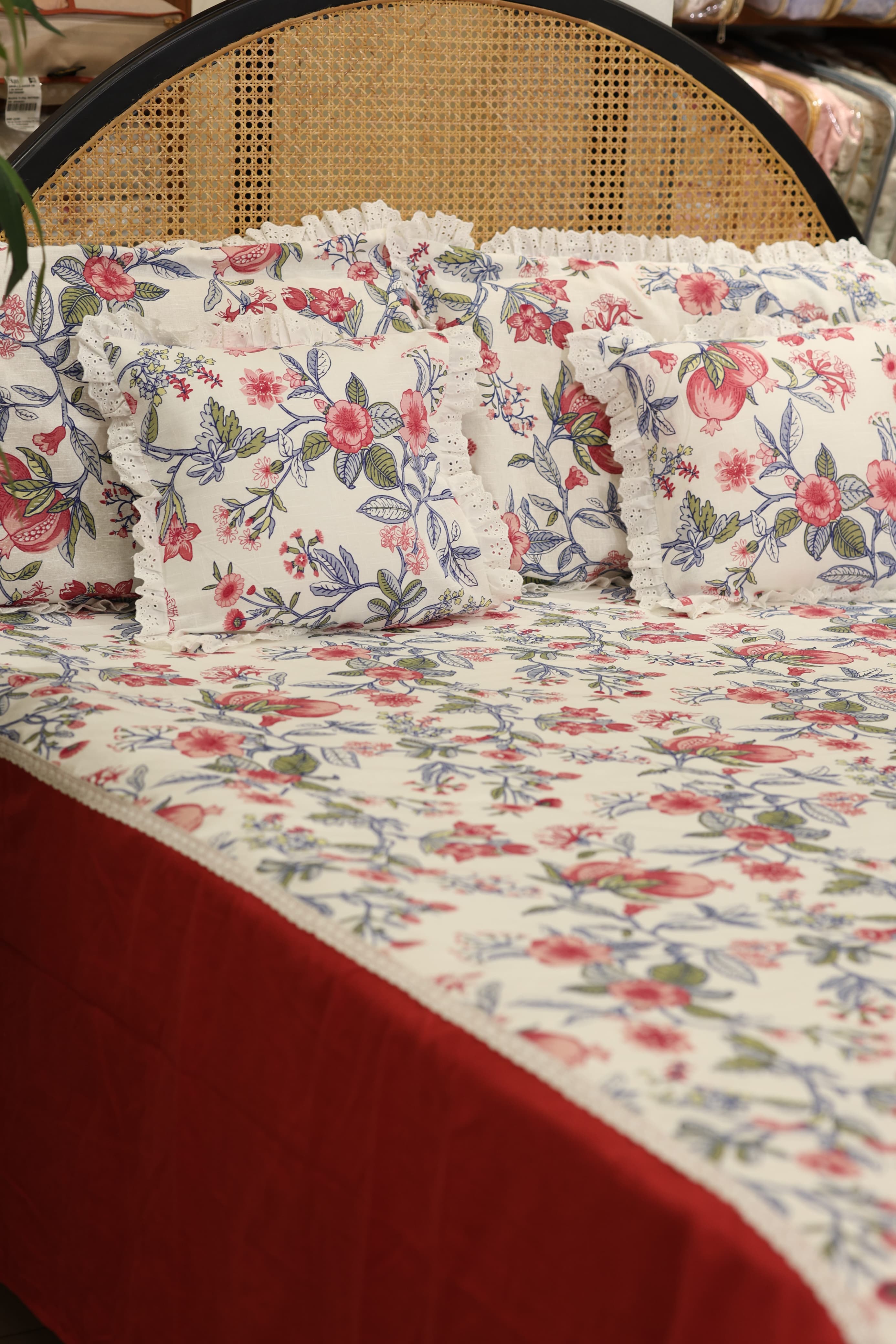 Bedsheets - Premium king floral printed lace bedsheet with cushion covers rosebud
