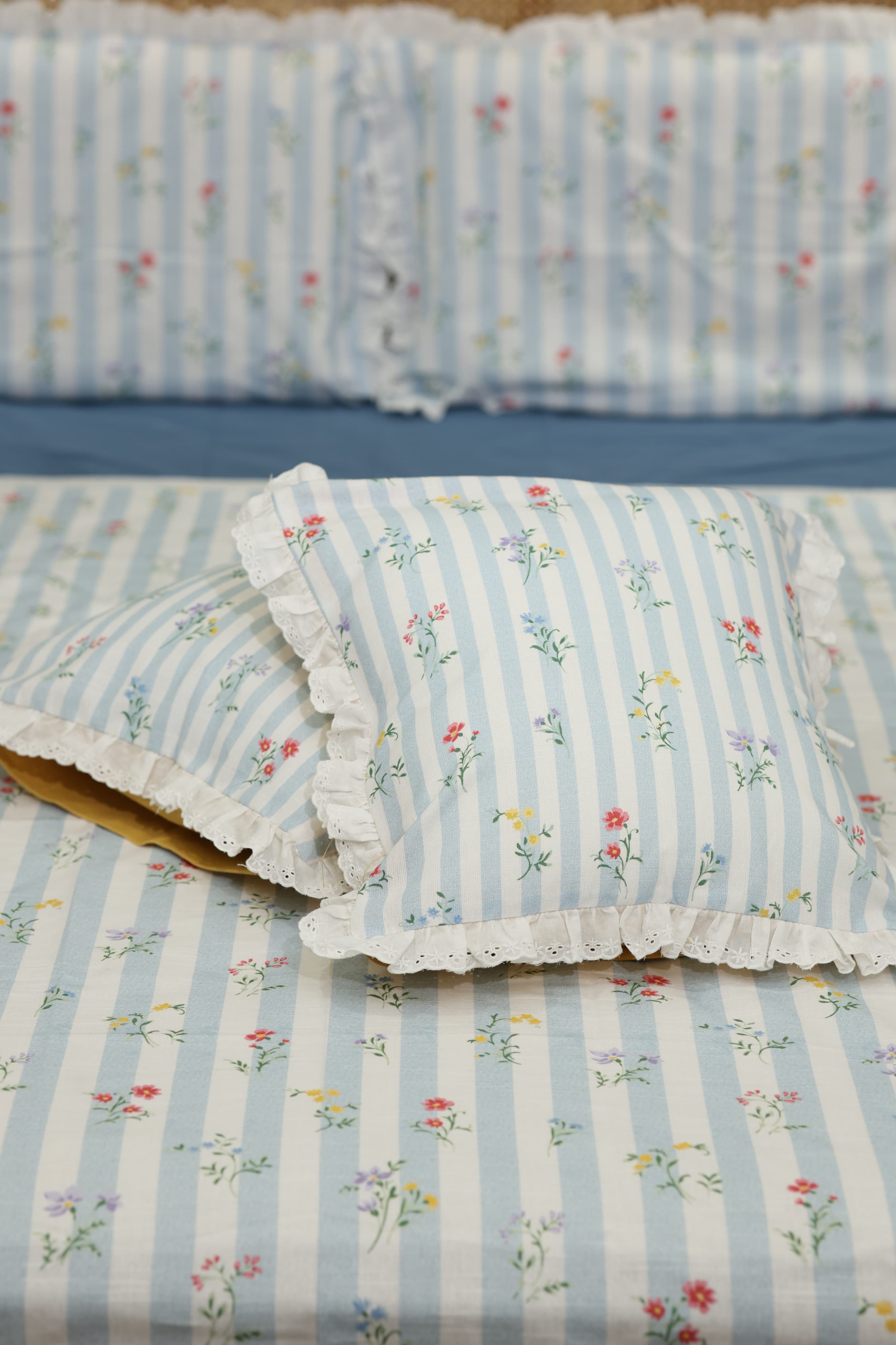 Bedsheets - Premium king floral printed lace bedsheet with cushion covers Blue bud