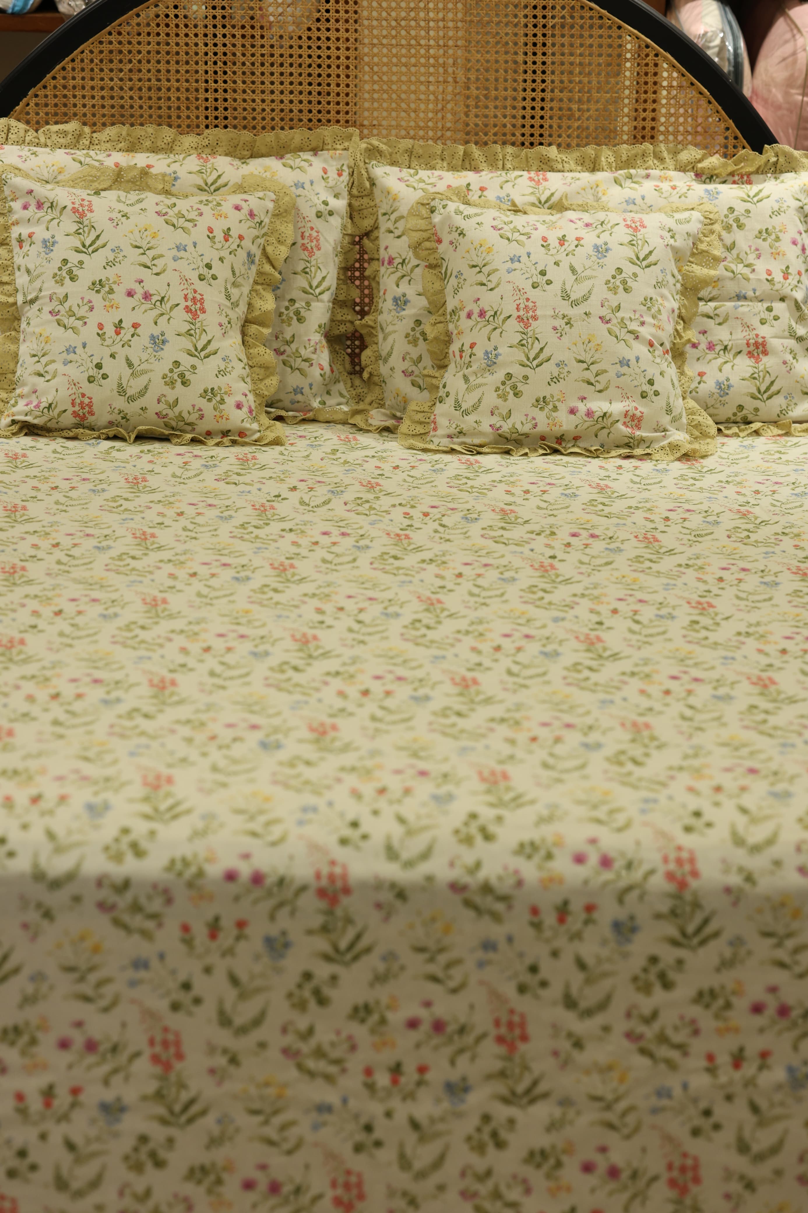 Bedsheets - Premium Queen floral printed lace bedsheet with cushion covers bud