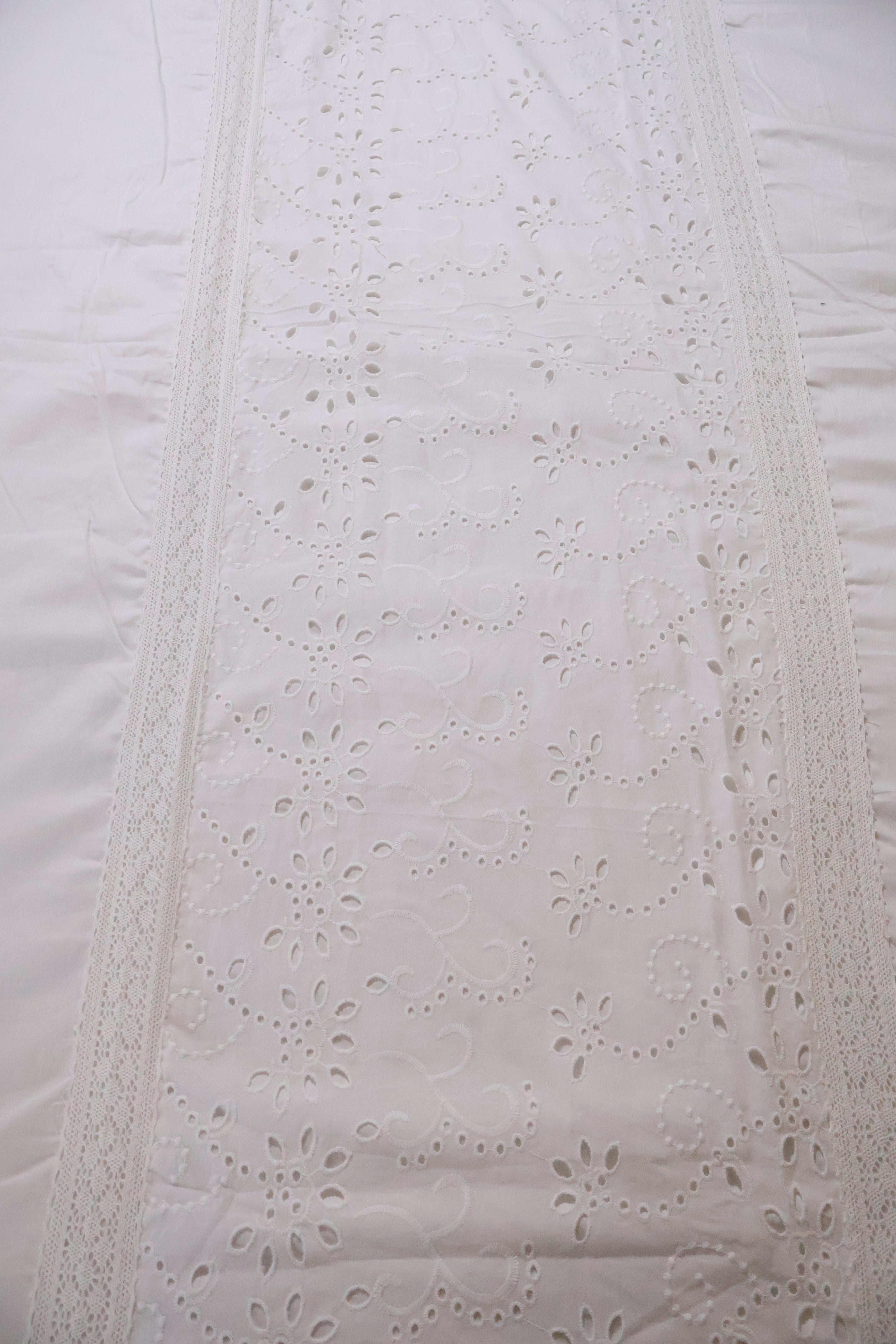 Bedsheets - Premium designer Queen bedsheets dd lace(white)