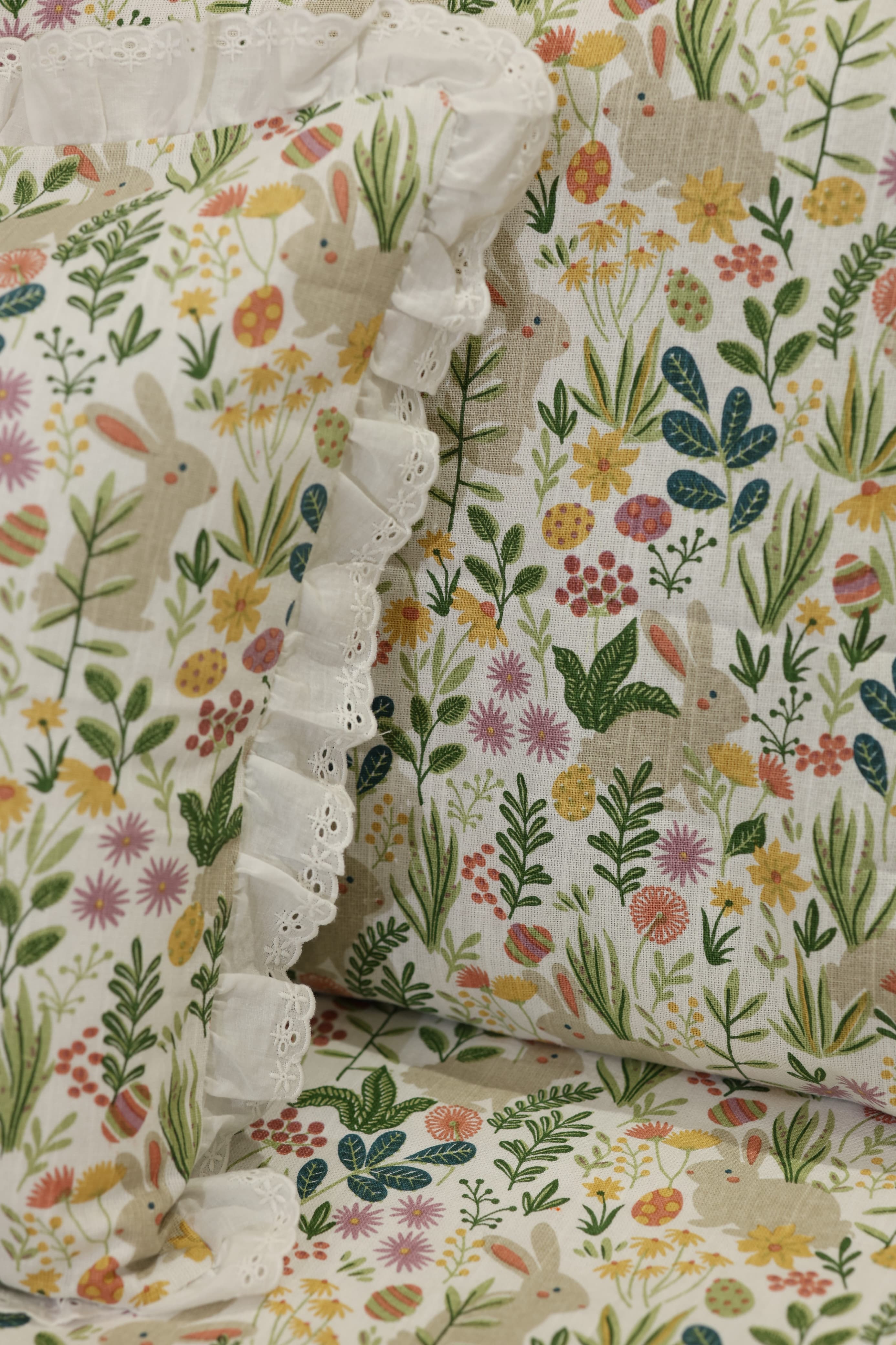 Bedsheets - Premium king floral printed lace bedsheet with cushion covers green bud