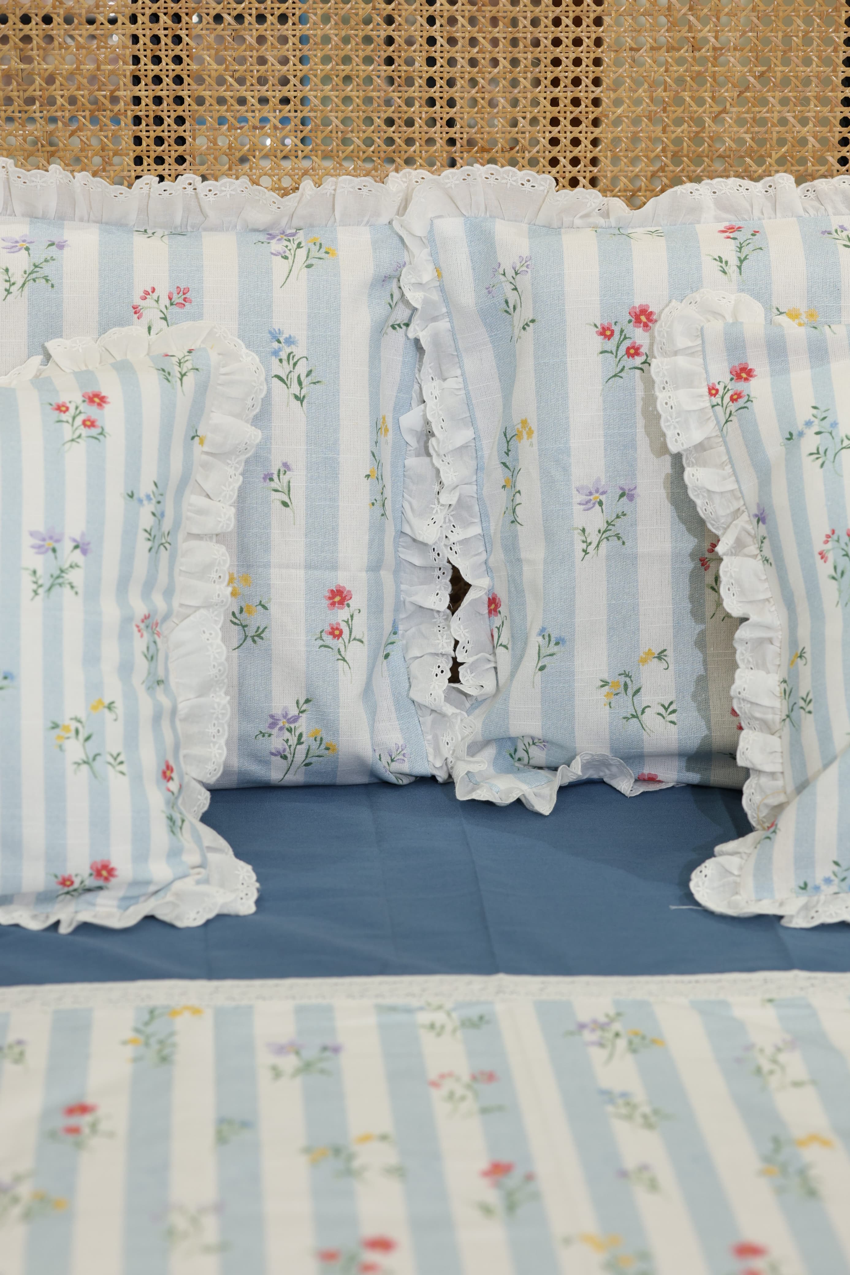 Bedsheets - Premium king floral printed lace bedsheet with cushion covers Blue bud
