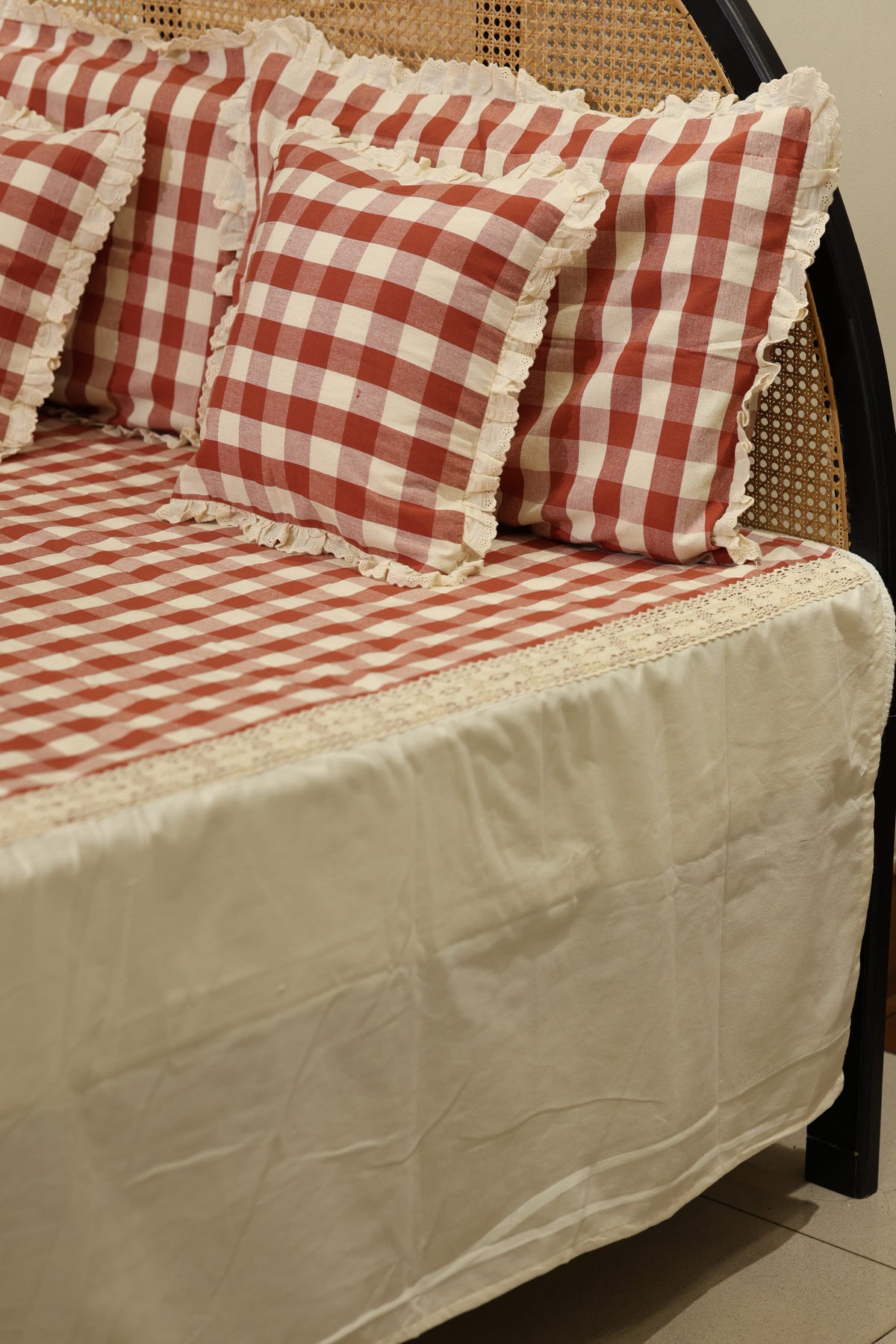Bedsheets - Premium king floral printed lace bedsheet with cushion covers check