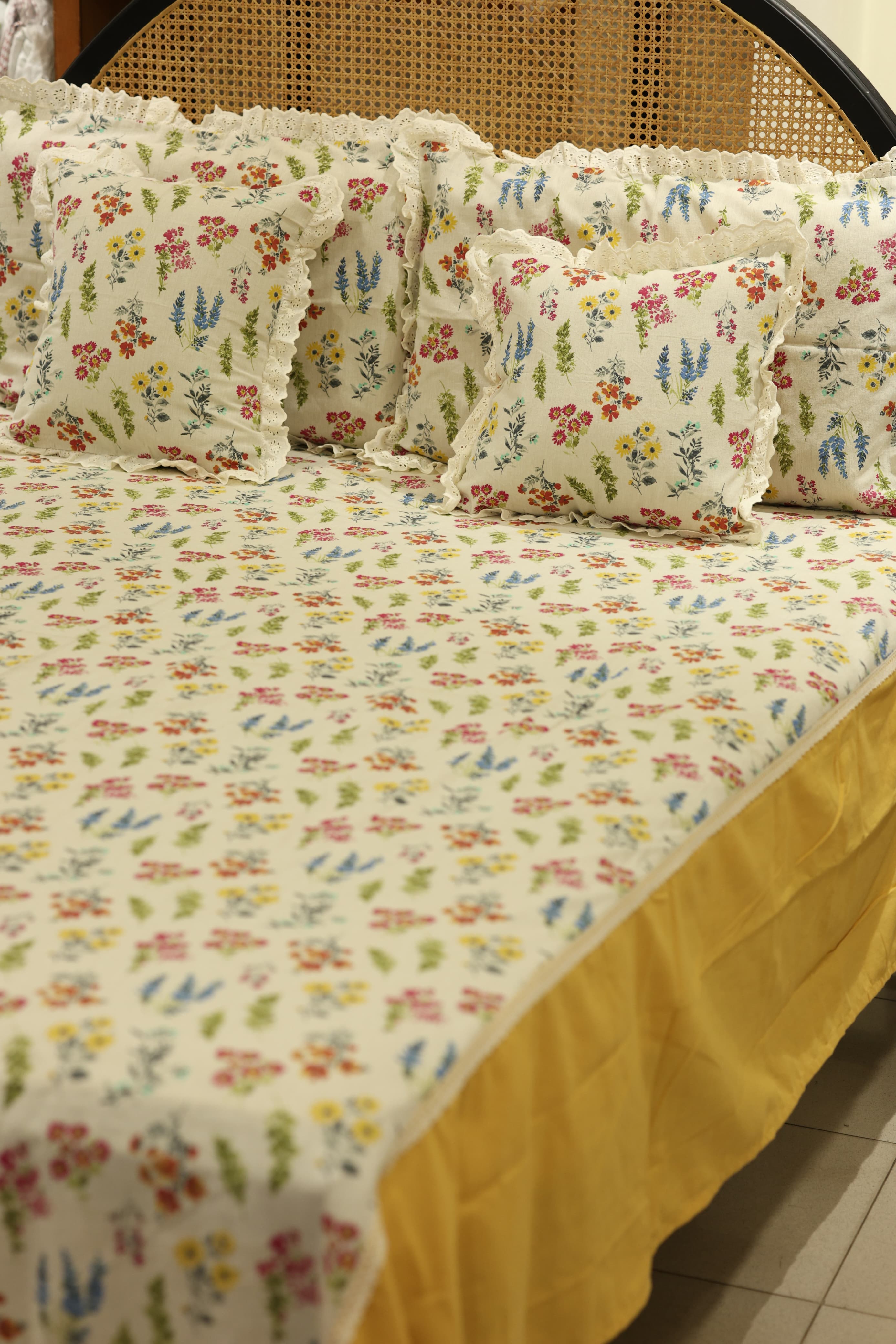 Bedsheets - Premium King floral printed lace bedsheet with cushion covers bud