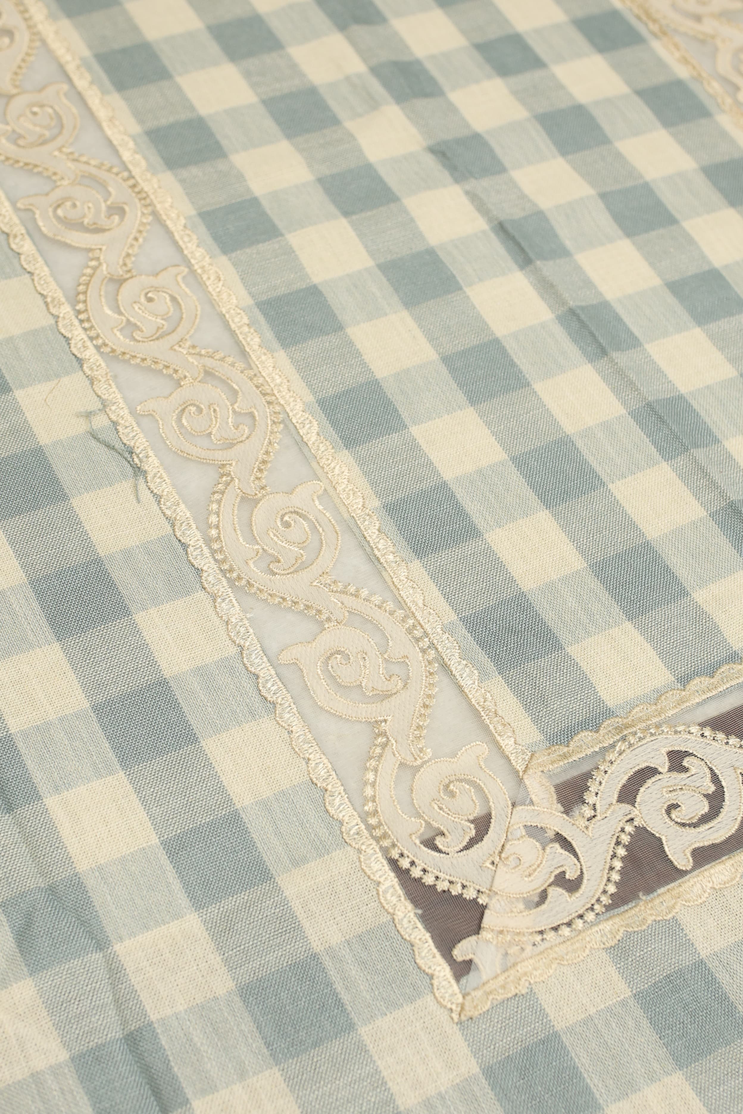 Classic Checkered 6 -Seater Tablecloth with Embroidered Lace Border