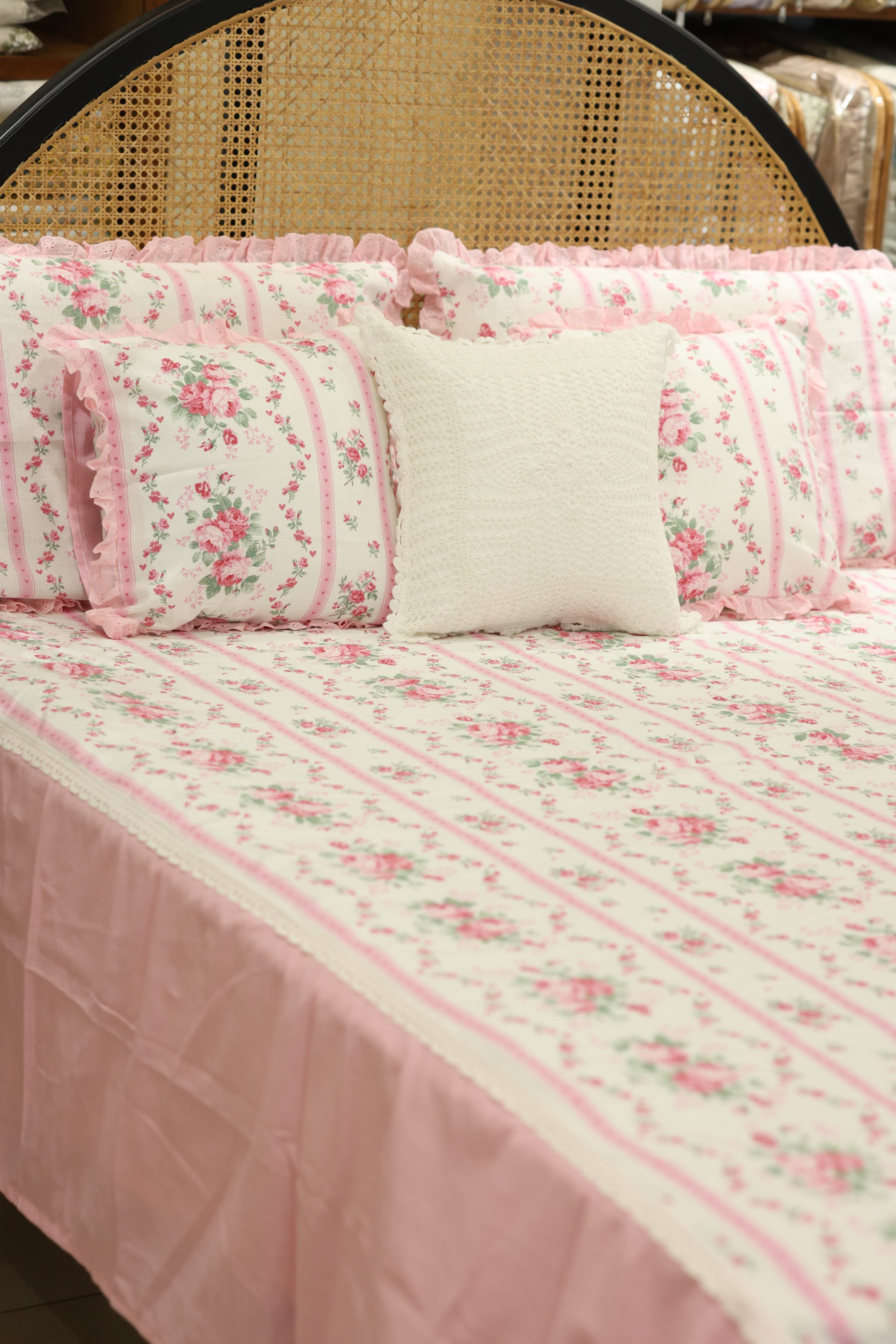 Bedsheets - Premium Queen floral printed lace bedsheet with cushion covers Rosebud