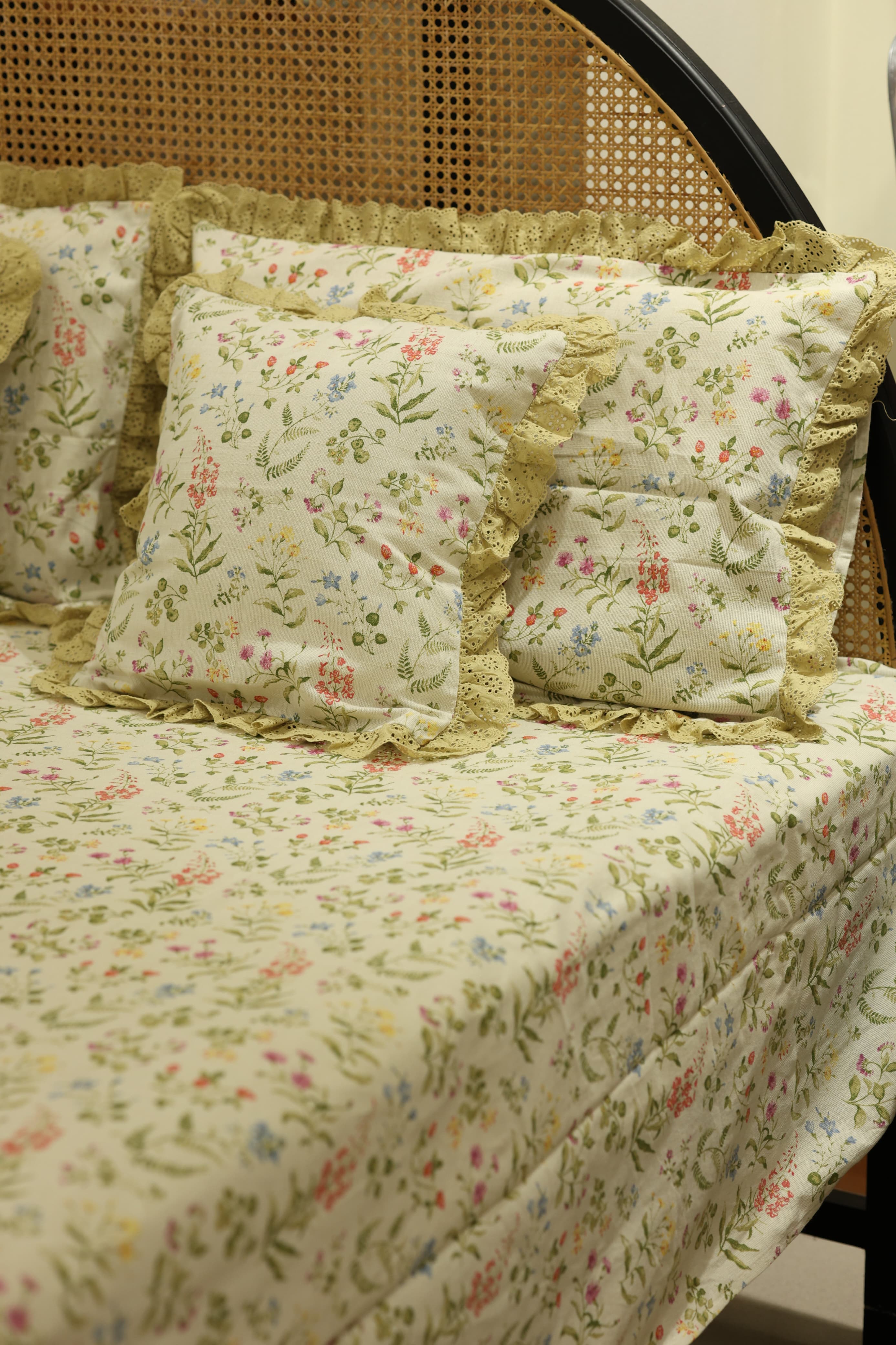 Bedsheets - Premium Queen floral printed lace bedsheet with cushion covers bud