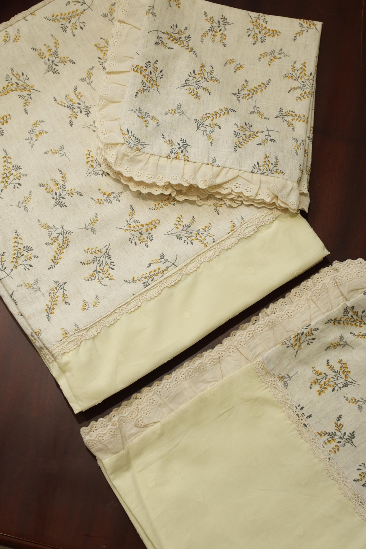 Bedsheets - Premium king floral printed lace bedsheet with cushion covers