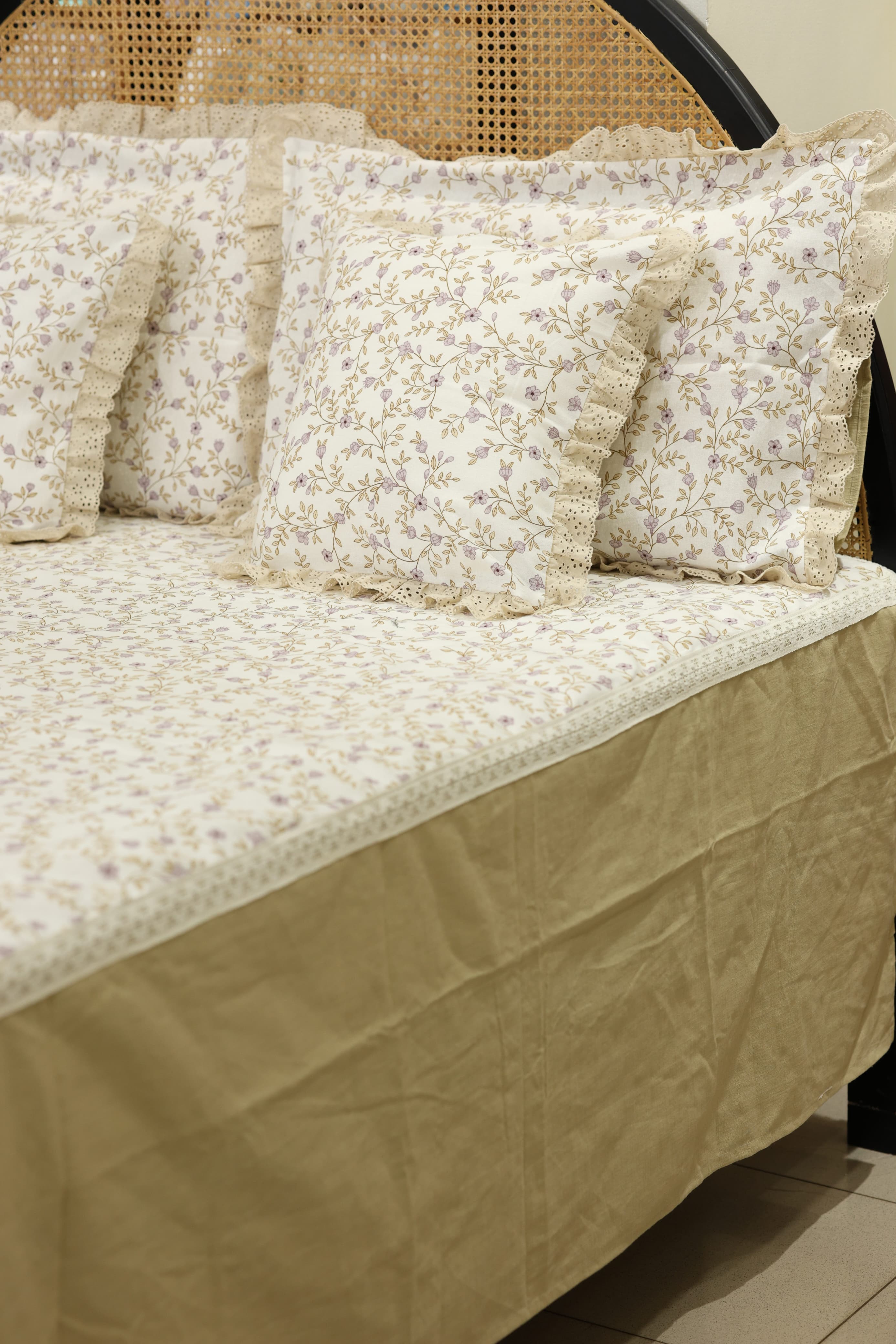 Bedsheets - Premium king floral printed lace bedsheet with cushion covers rose bud