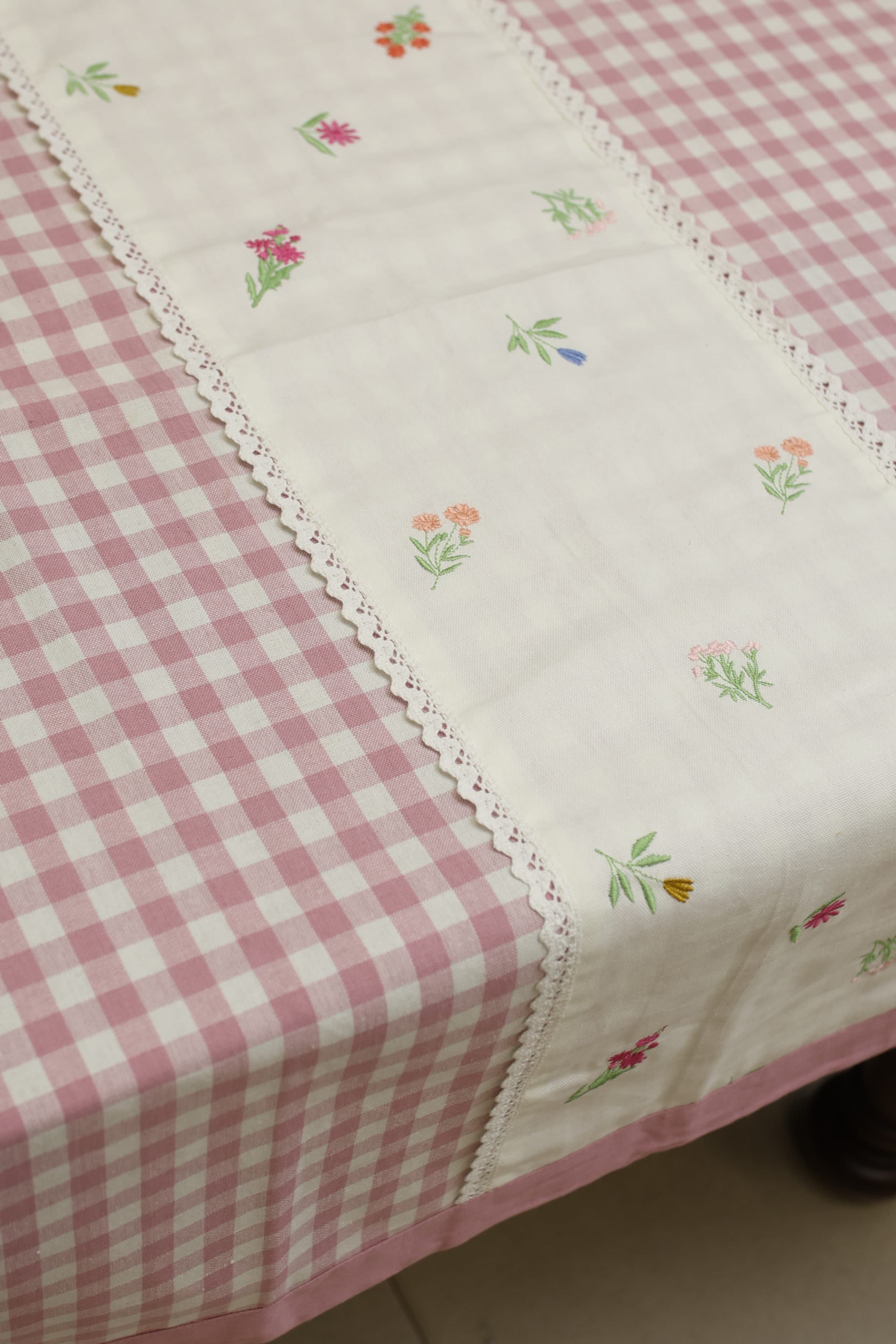 Table cloth - Check embroidery